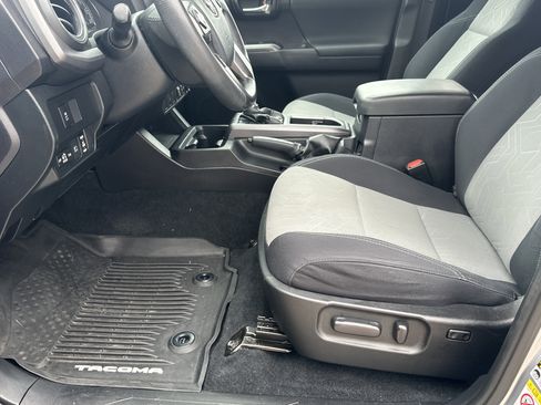 Used 2020 Toyota Tacoma TRD Sport image 9