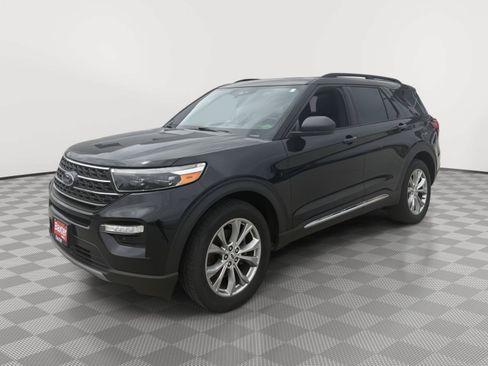 Used 2020 Ford Explorer XLT w/ Equipment Group 202A AWD/4WD image 8