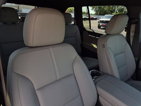Used 2026 GMC Acadia Elevation w/ Elevation Premium Package FWD image 12