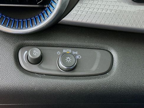 Used 2025 Chevrolet Trax LT image 16