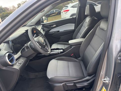 Used 2025 Chevrolet Trax LT image 24