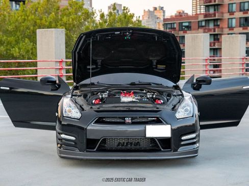 Used 2014 Nissan GT-R Premium w/ Premium Interior Package AWD/4WD image 15
