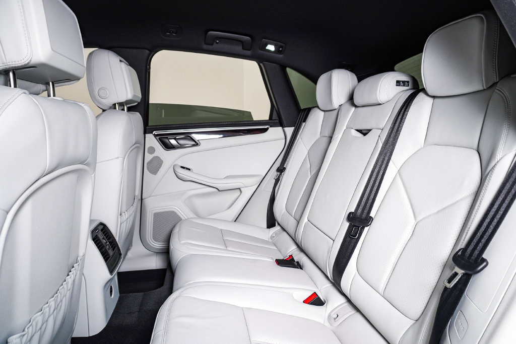 Certified 2026 Porsche Macan AWD/4WD image 17