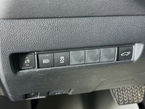 Used 2023 Toyota Venza LE image 10