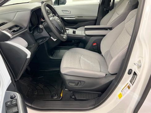 New 2026 Toyota Sienna LE FWD image 17