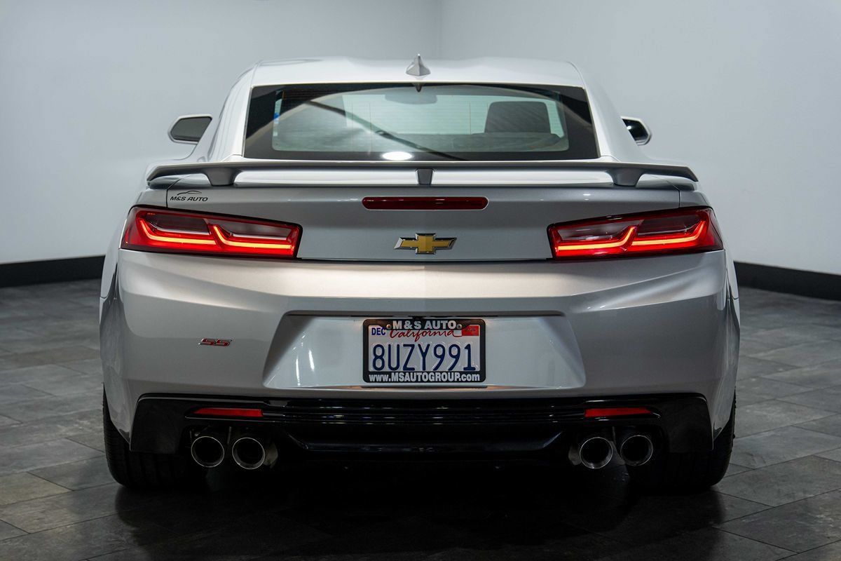 Used 2018 Chevrolet Camaro SS RWD image 3