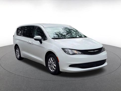 Used 2022 Chrysler Voyager LX image 3