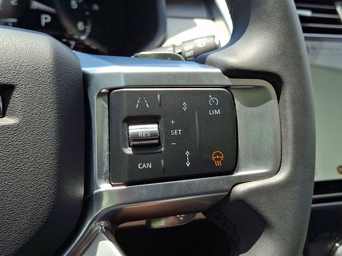 Used 2025 Land Rover Discovery Dynamic SE AWD/4WD image 22