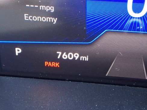 Certified 2025 Volkswagen Taos SE w/ Panoramic Sunroof Package image 17