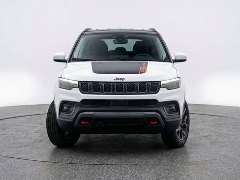 Used 2025 Jeep Compass Trailhawk AWD/4WD image 2