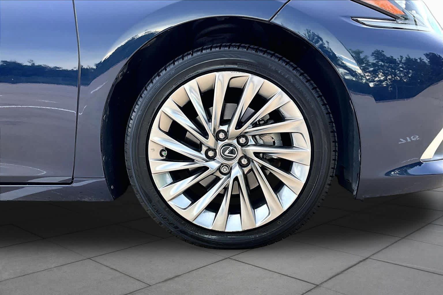 Used 2023 Lexus ES 300h Ultra Luxury w/ Accessory Package (Z2) FWD image 11