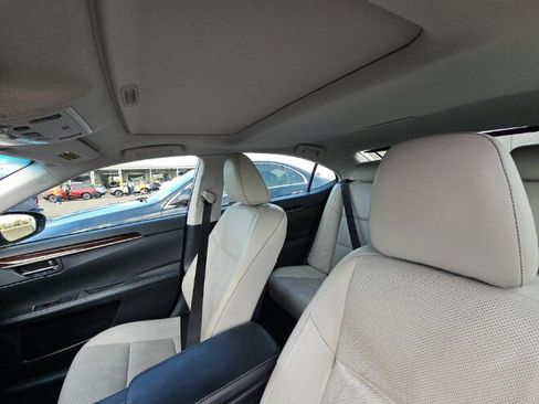 Used 2014 Lexus ES 350 w/ Luxury Package FWD image 16