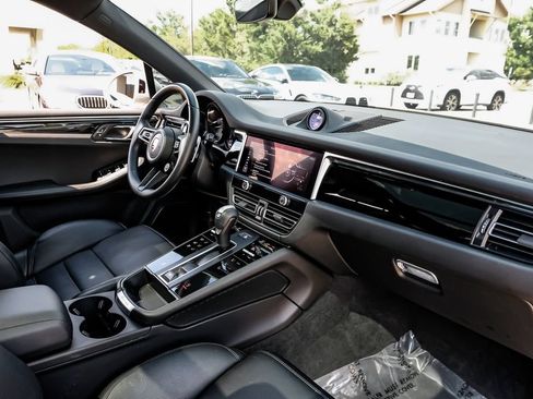 Used 2024 Porsche Macan AWD/4WD image 9