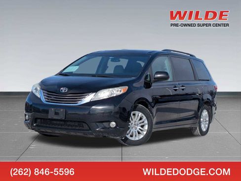 Used 2015 Toyota Sienna XLE image 1