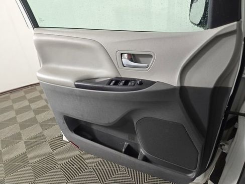 Used 2018 Toyota Sienna LE FWD image 28