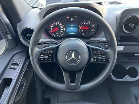 Used 2022 Mercedes-Benz Sprinter 2500 image 28