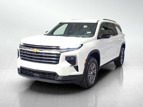 Used 2025 Chevrolet Traverse LT image 3