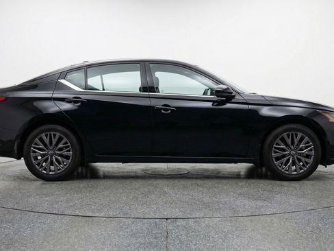 Used 2025 Nissan Altima 2.5 SV image 11