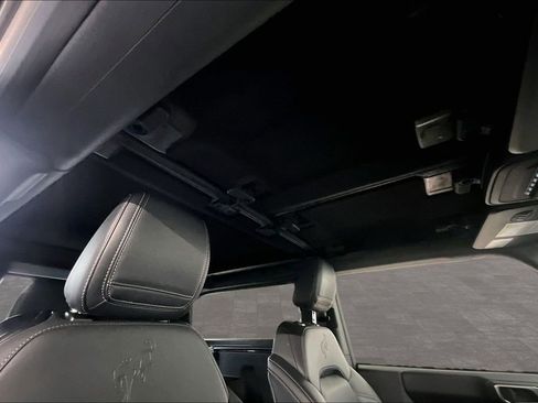 Used 2025 Ford Bronco Badlands image 11