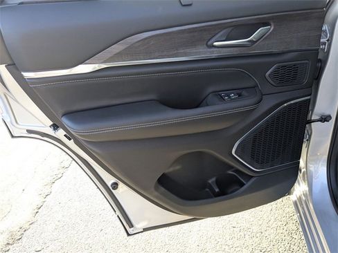 New 2025 Jeep Grand Cherokee Overland image 28