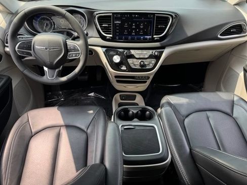 Used 2024 Chrysler Pacifica Touring-L FWD image 13