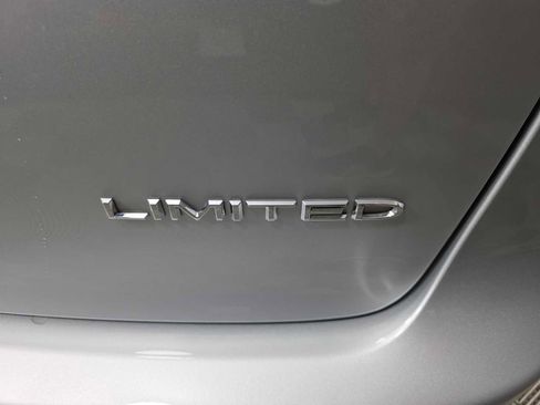 Used 2024 Chrysler Pacifica Limited image 10