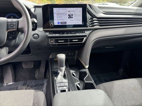 Used 2025 Toyota Camry LE image 18