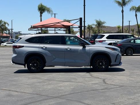 Used 2025 Toyota Highlander XSE AWD/4WD image 4