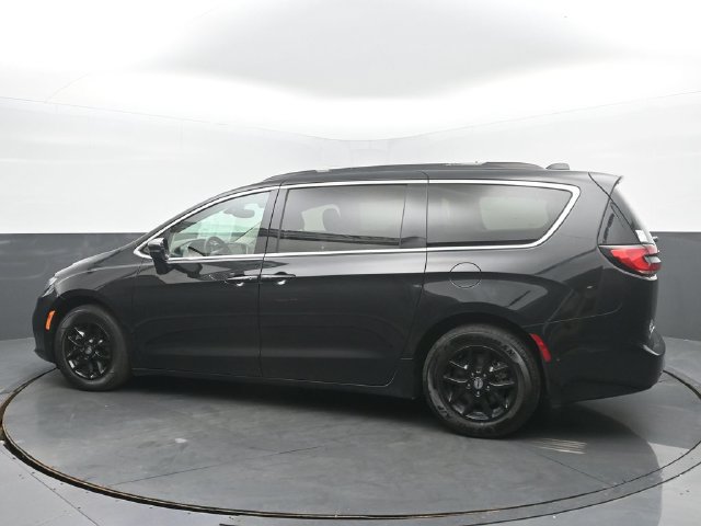 Used 2022 Chrysler Pacifica Touring-L FWD image 3