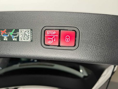 Used 2023 Mercedes-Benz GLC 300 4MATIC image 17