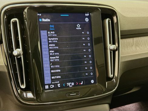 Used 2025 Volvo XC40 B5 Plus image 21