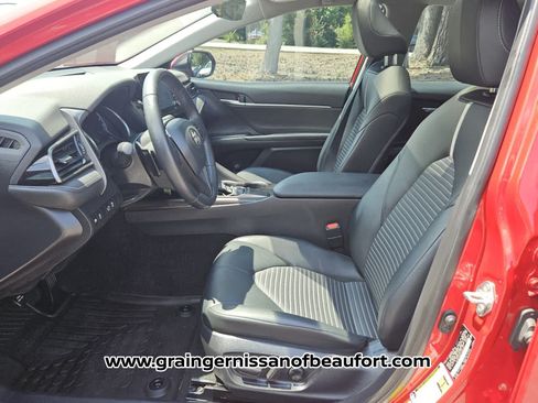 Used 2023 Toyota Camry SE FWD image 3