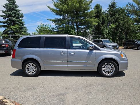 Used 2015 Chrysler Town & Country Touring-L w/ Driver Convenience Group FWD image 8
