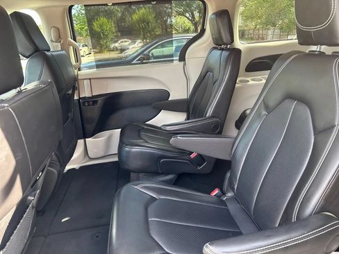 Used 2024 Chrysler Pacifica Touring-L FWD image 11