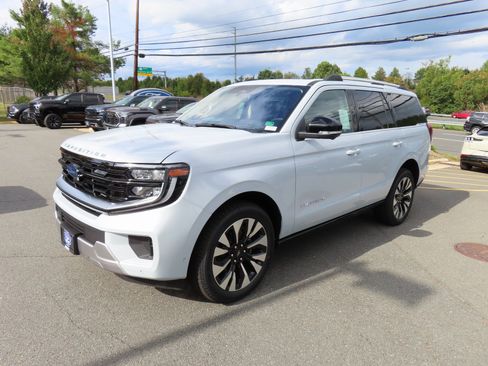 New 2025 Ford Expedition Platinum w/ Driver's Package image 3