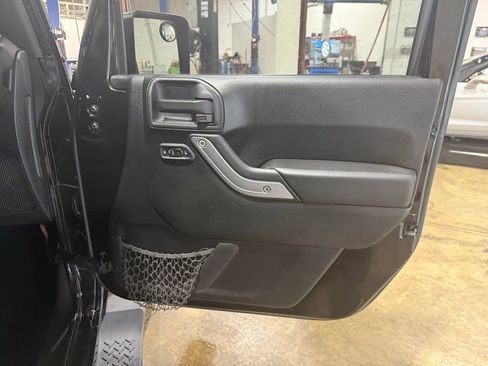 Used 2011 Jeep Wrangler Unlimited Sahara w/ Connectivity Group AWD/4WD image 24