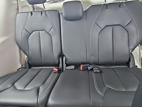 Used 2022 Chrysler Pacifica Touring-L image 16