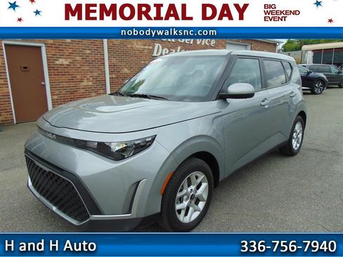 Used 2024 Kia Soul LX w/ Option Group 015 FWD image 1