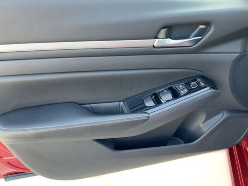 Used 2025 Nissan Altima 2.5 SL FWD image 12