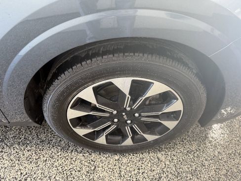 Used 2024 Kia Carnival EX FWD image 14