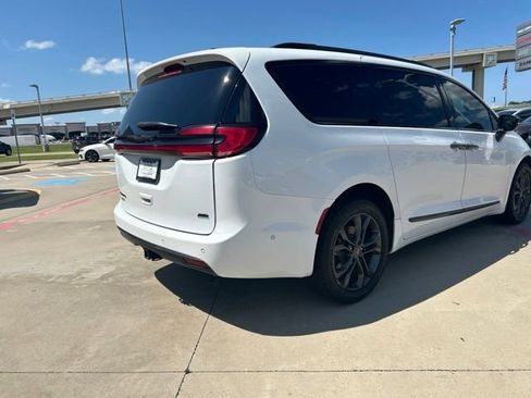 Used 2023 Chrysler Pacifica Touring-L w/ Road Tripper Package AWD/4WD image 15