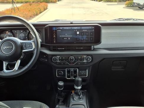 Used 2025 Jeep Wrangler Unlimited Sahara AWD/4WD image 21
