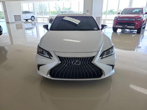 Used 2024 Lexus ES 250 w/ Premium Package AWD/4WD image 3