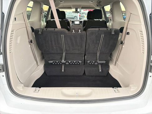 Used 2022 Chrysler Voyager LX image 21