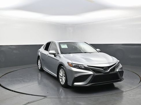 Used 2021 Toyota Camry SE image 4