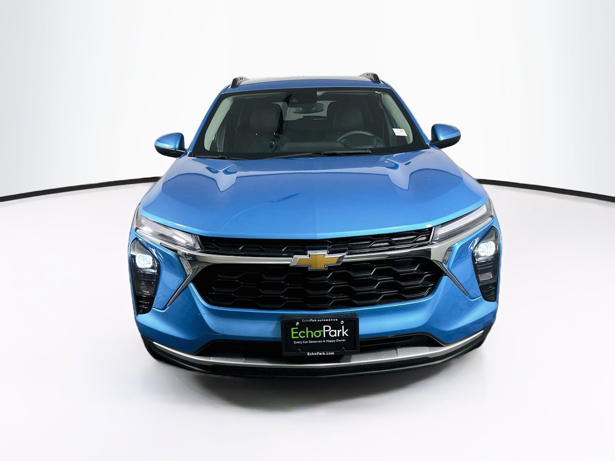 Used 2025 Chevrolet Trax LT FWD image 2