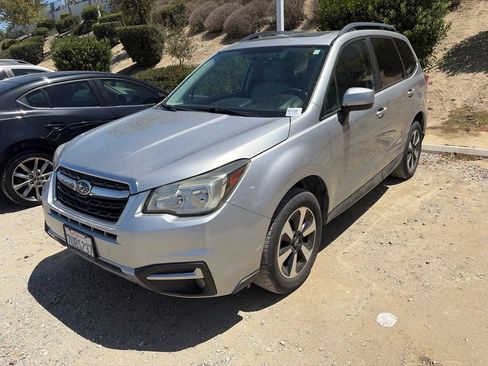 Used 2017 Subaru Forester 2.5i Premium AWD/4WD image 5