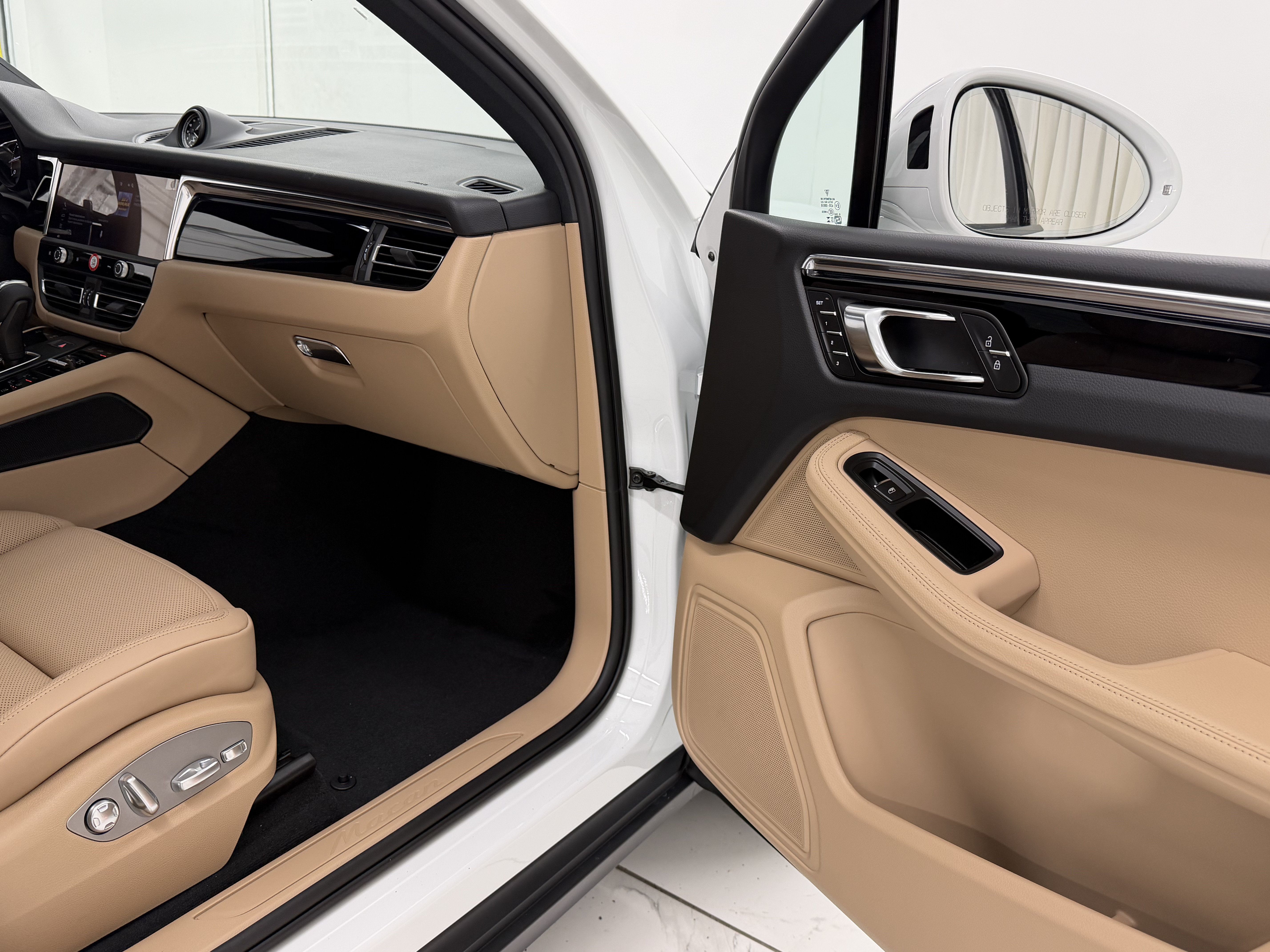 Certified 2026 Porsche Macan AWD/4WD image 22
