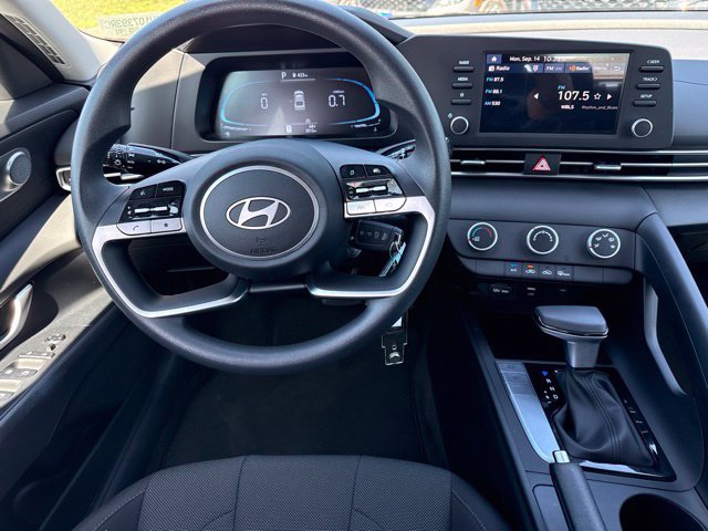 Used 2026 Hyundai Elantra SE FWD image 23