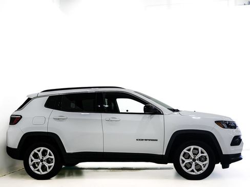 Used 2025 Jeep Compass Latitude w/ Sun & Sound Group AWD/4WD image 5
